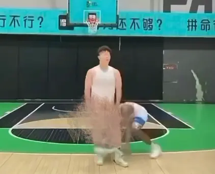 《牛教练的裤子》1080P高清画质播放-《牛教练的裤子》牛教练放狠话结果裤子投降-黑哥假动作防守瓦解免费观看