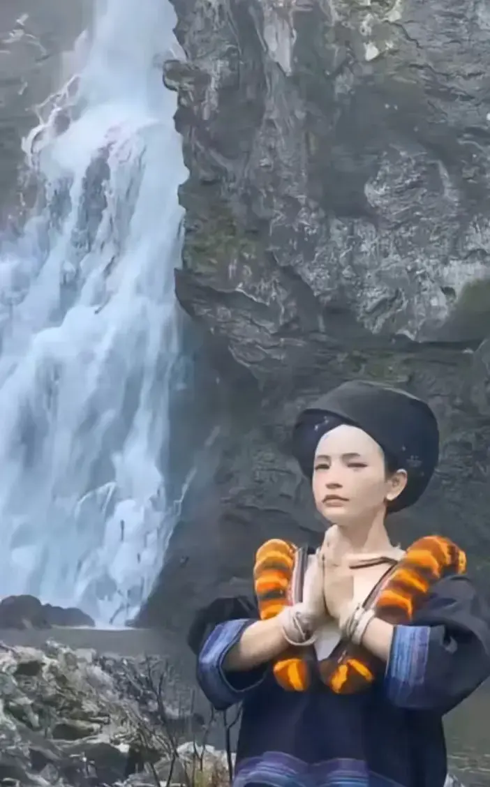 《高山流水遇瀑布》原视频高清全集在线观看-1080P画质免费播放-苗族少女瀑布凝神静气视频《高山流水遇瀑布》看