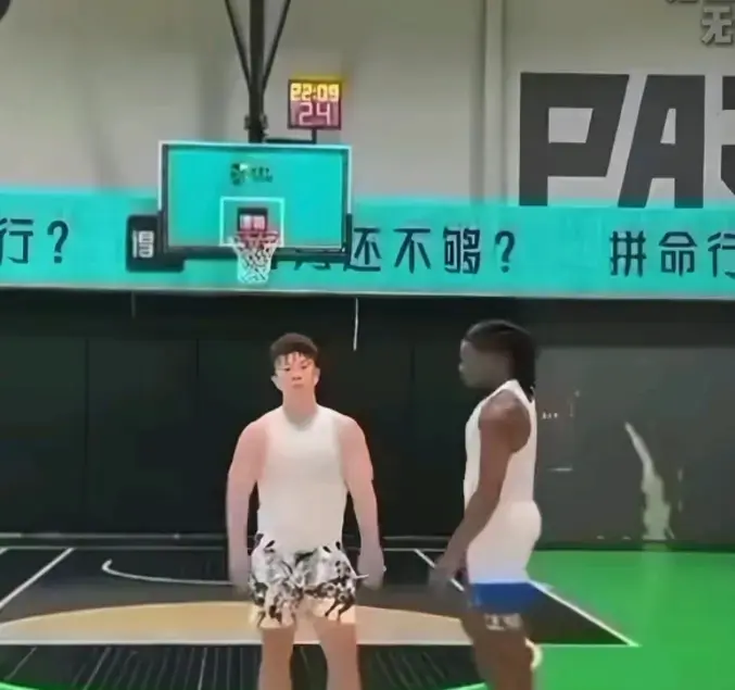 《牛教练的裤子》无删减版在线观看-牛教练被黑哥追着扒裤子爆笑对决