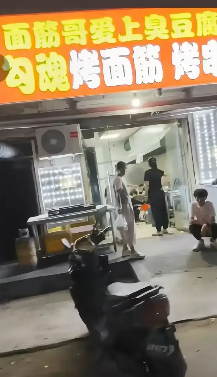 安平勾魂面筋哥丈母娘事件完整视频在线观看1080P高清-揭秘摆摊小哥用一根面筋征服丈母娘始末1《安平勾魂面筋哥》事件全记录